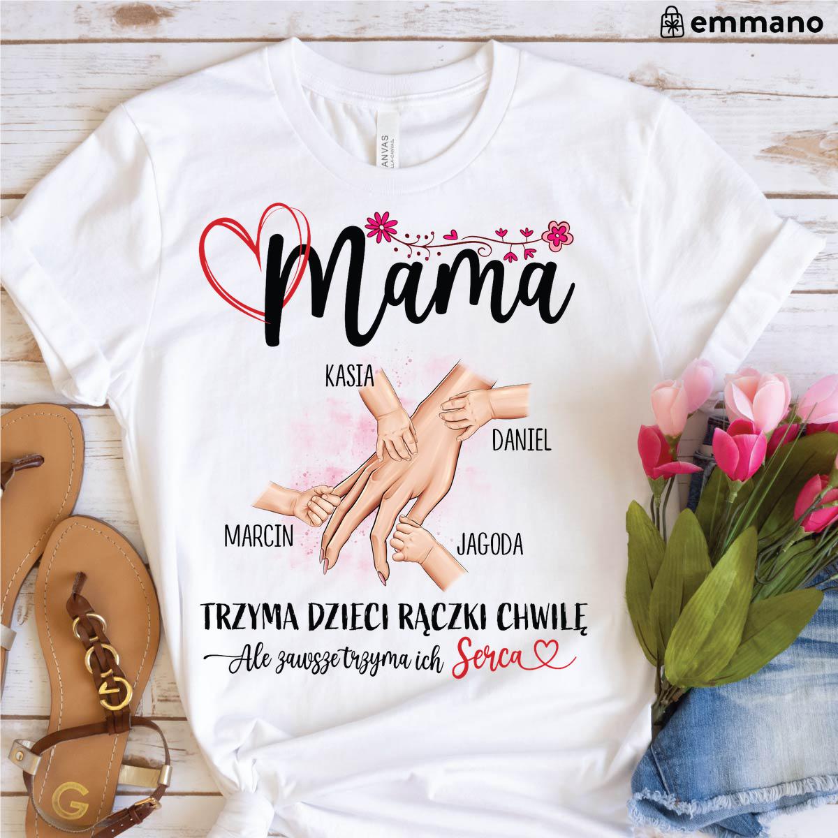 Mama- trzyma dzieci rączki chwilę