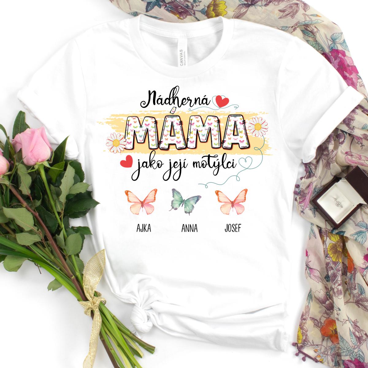 Nádherná máma jako její motýlci